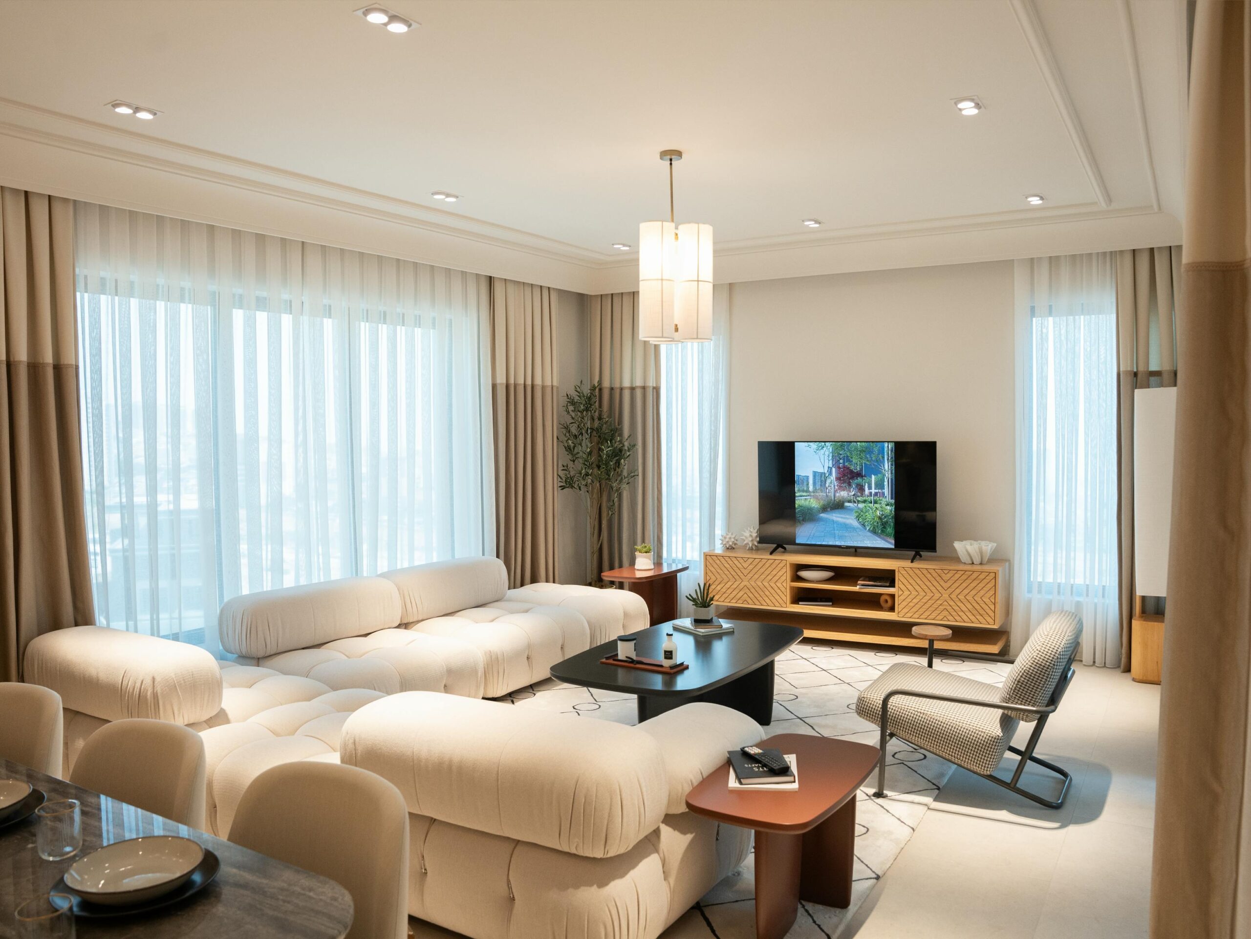 Spacious living room featuring chic decor and contemporary furniture, ideal for lifestyle inspiration.